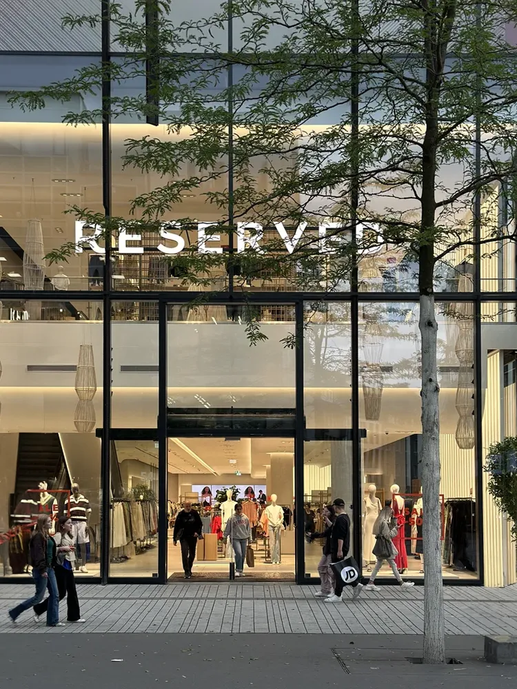 Reserved - Dusseldorf Shadow