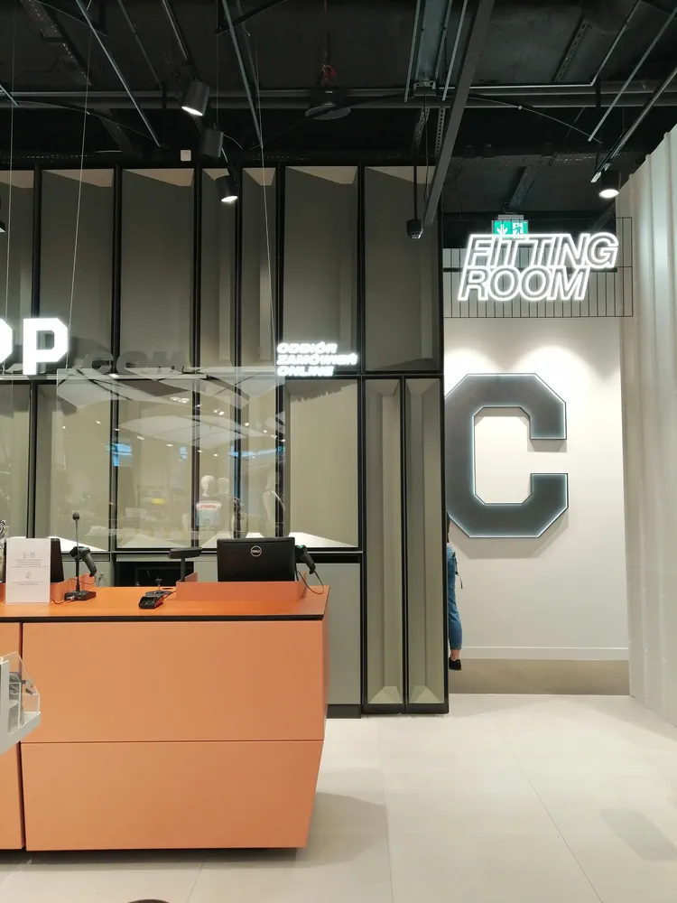 Kolekcja mebli dla sieci sklepów CROPP