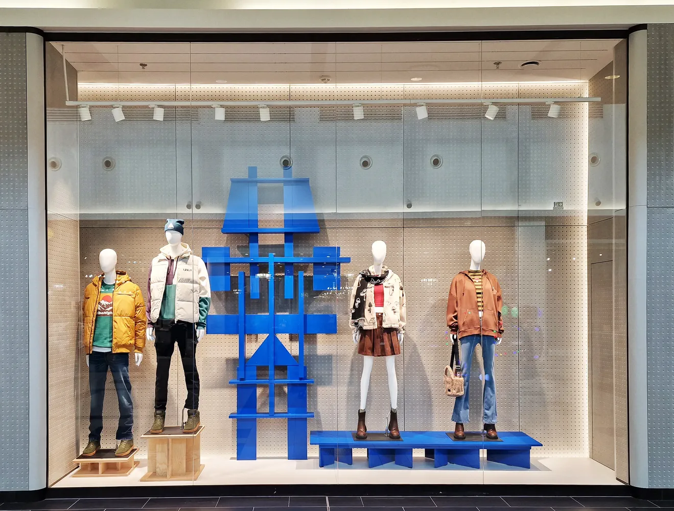 Kolekcja mebli dla sieci sklepów HOUSE