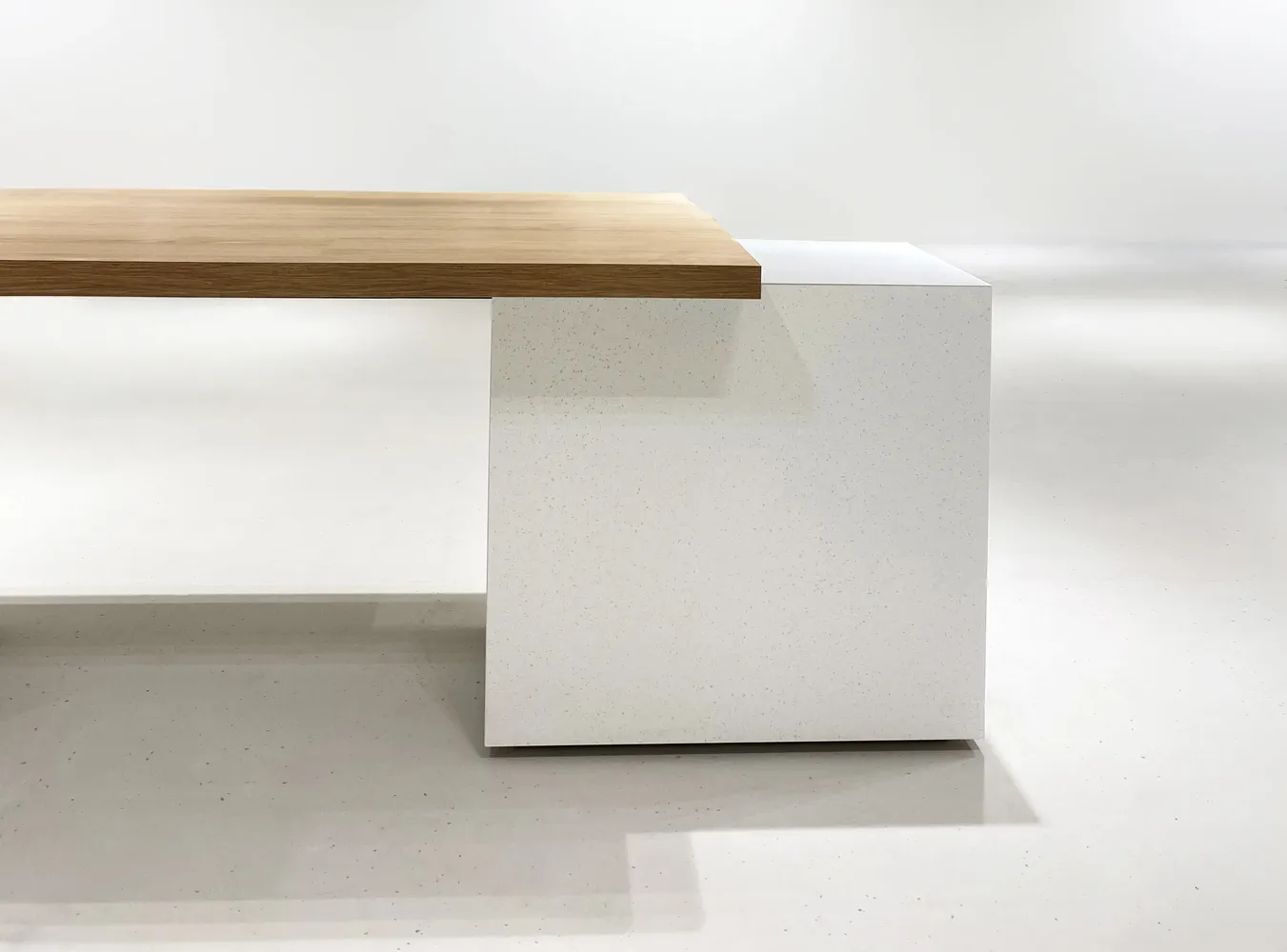 Kolekcja stołów dla sieci sklepów Reserved